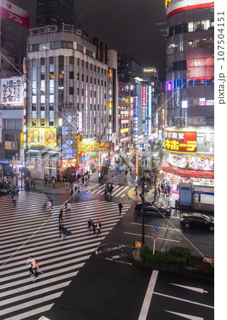 《東京都》雨の新宿歌舞伎町・夜の歓楽街 107504151