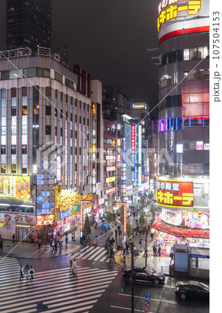 《東京都》雨の新宿歌舞伎町・夜の歓楽街 《東京都》雨の新宿歌舞伎町・夜の歓楽街 107504153