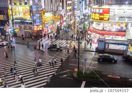 《東京都》雨の新宿歌舞伎町・夜の歓楽街 107504157