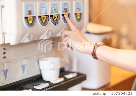 ドリンクバーで休憩をとる若い女性 顔無し ドリンクバーで休憩をとる若い女性 顔無し 107504522