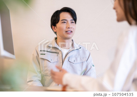 作業着姿の従業員とサポートする産業医 107504535