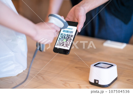 バーコード決済を導入した店舗のイメージ　顔無し 107504536