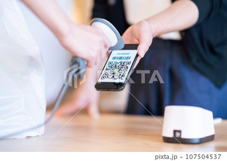 バーコード決済を導入した店舗のイメージ　顔無し 107504537