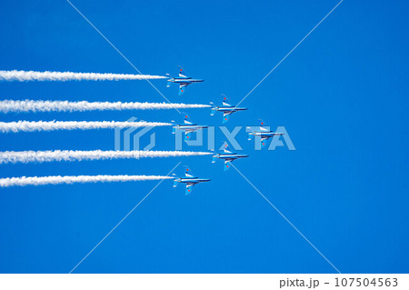 築城基地航空祭　ブルーインパルスの編隊飛行 107504563