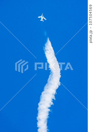 築城基地航空祭 ブルーインパルスの編隊飛行 バーティカルクライムロール 築城基地航空祭 ブルーインパルスの編隊飛行 バーティカルクライムロール 107504569