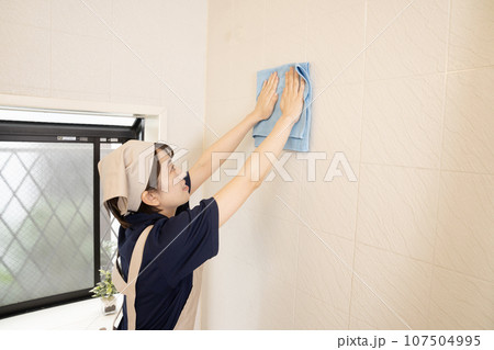 浴室の清掃をするハウスクリーニングの女性作業員 浴室の清掃をするハウスクリーニングの女性作業員 107504995