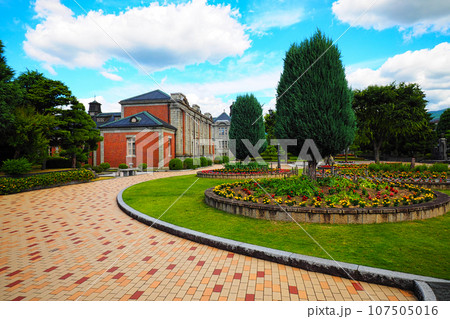 青空が美しい春の山形県旧県会議事堂と郷土館文翔館と花壇 107505016