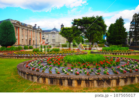 青空が美しい春の山形県旧県会議事堂と郷土館文翔館と花壇 107505017