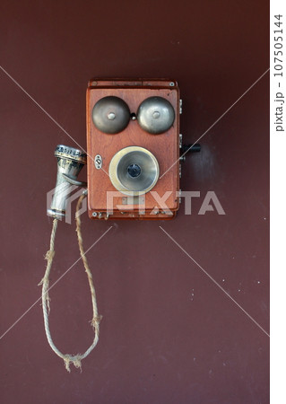 古い電話～うだつの町並みにある自働電話 107505144