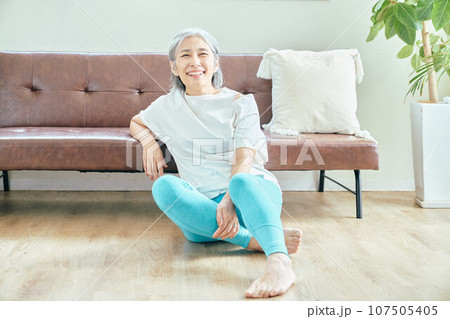 リビングでくつろぐシニア女性 107505405