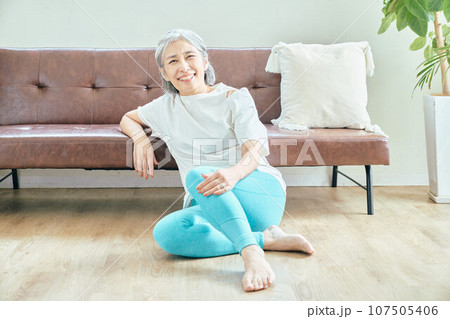 リビングでくつろぐシニア女性 リビングでくつろぐシニア女性 107505406