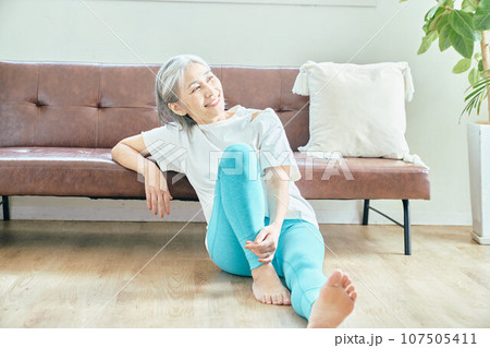 リビングでくつろぐシニア女性 107505411
