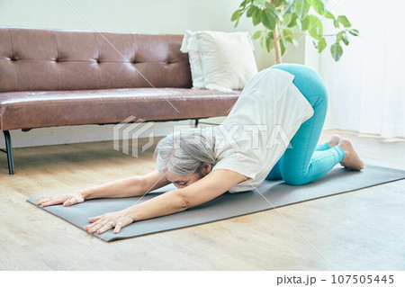 リビングでヨガをするシニア女性 107505445