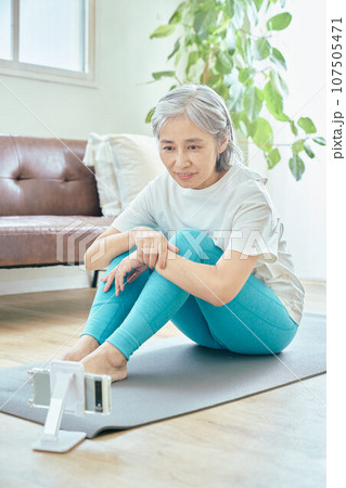 リビングでヨガをするシニア女性 107505471