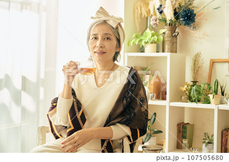 アフタヌーンティーを飲むシニア女性 107505680