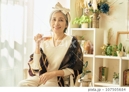 アフタヌーンティーを飲むシニア女性 アフタヌーンティーを飲むシニア女性 107505684