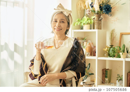 アフタヌーンティーを飲むシニア女性 107505686