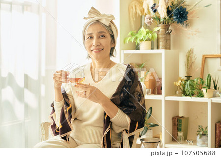 アフタヌーンティーを飲むシニア女性 アフタヌーンティーを飲むシニア女性 107505688