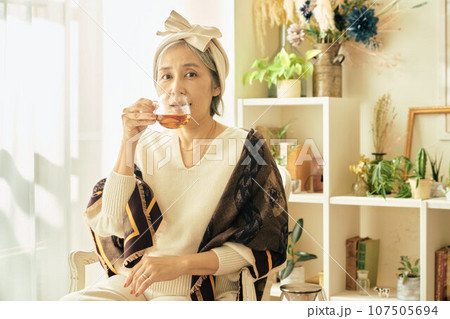 アフタヌーンティーを飲むシニア女性 アフタヌーンティーを飲むシニア女性 107505694