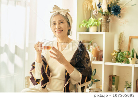 アフタヌーンティーを飲むシニア女性 107505695