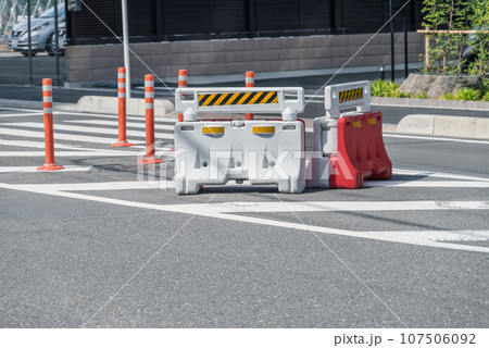 道路の仮設防護柵 道路の仮設防護柵 107506092