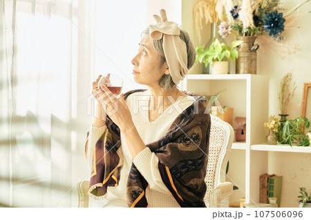 紅茶を飲むシニア女性 紅茶を飲むシニア女性 107506096