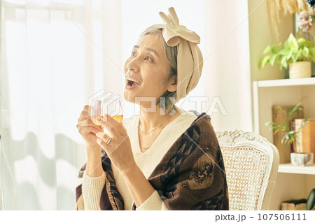 紅茶を飲むシニア女性 紅茶を飲むシニア女性 107506111
