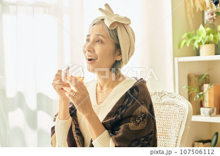 紅茶を飲むシニア女性 紅茶を飲むシニア女性 107506112