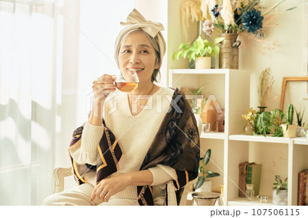 紅茶を飲むシニア女性 107506115