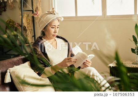 部屋で読書をするシニア女性 107506353