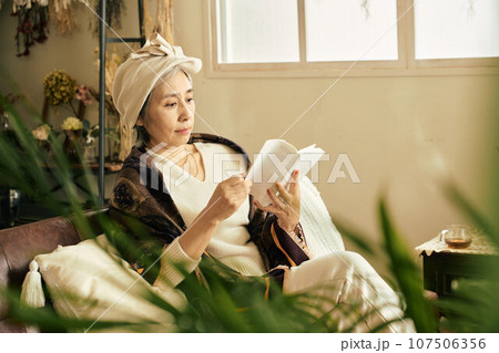 部屋で読書をするシニア女性 107506356