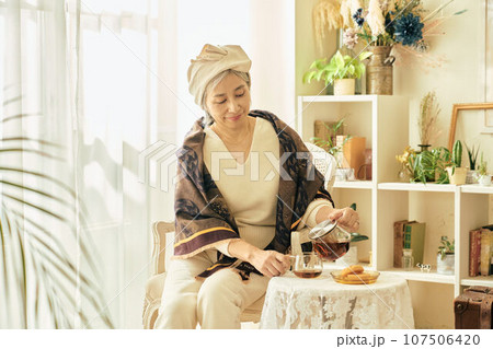 ティータイムを過ごすシニア女性 107506420