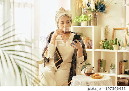 スマホを見るシニア女性 107506451