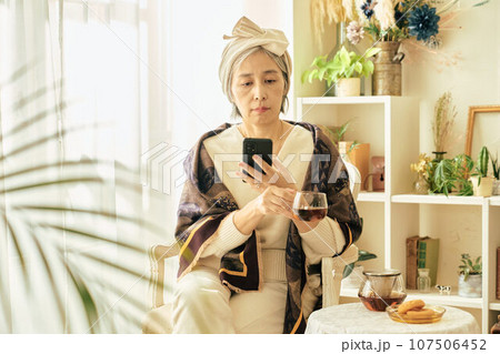 スマホを見るシニア女性 スマホを見るシニア女性 107506452
