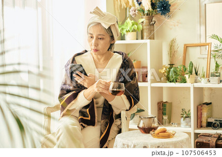 スマホを見るシニア女性 107506453