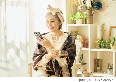 スマホを見るシニア女性 スマホを見るシニア女性 107506457