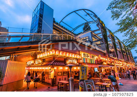 日本の東京都市景観 10月。全国・47都道府県/2週連続減↓。換気万全、渋谷駅前の渋谷横丁＝3日 107507825
