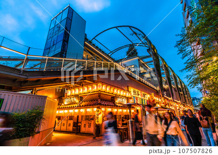 日本の東京都市景観 10月。全国・47都道府県/2週連続減↓。換気万全、渋谷駅前の渋谷横丁＝3日 107507826