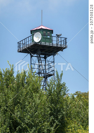 5G radio network telecommunication equipment with radio modules and smart antennas mounted on a metal 107508128