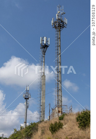 5G radio network telecommunication equipment with radio modules and smart antennas mounted on a metal 107508129