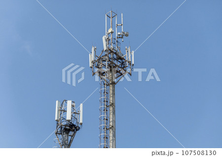 5G radio network telecommunication equipment with radio modules and smart antennas mounted on a metal 107508130