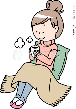 くつろぐ女性 107511576