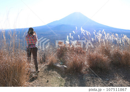 山梨県精進湖にあるパノラマ台からの富士山の眺めと女性登山者 山梨県精進湖にあるパノラマ台からの富士山の眺めと女性登山者 107511867