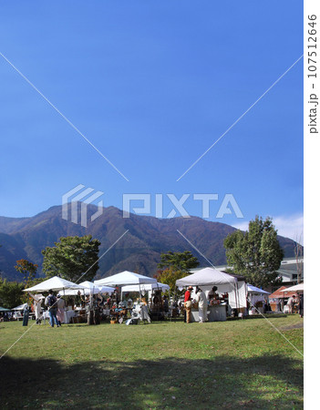 フリーマーケットに集まる人々は、朝霧高原で開放感を味わいながら、思い思いに説明したり自慢話などしたり フリーマーケットに集まる人々は、朝霧高原で開放感を味わいながら、思い思いに説明したり自慢話などしたり 107512646