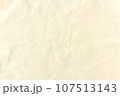 しわのある生成色の綿生地 107513143