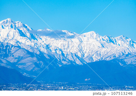 【雲海素材】初冬の降雪した北アルプスと雲海と青空【長野県】 【雲海素材】初冬の降雪した北アルプスと雲海と青空【長野県】 107513246
