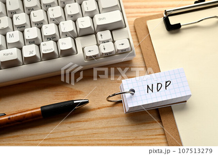 NDPと書かれた単語帳のあるデスク NDPと書かれた単語帳のあるデスク 107513279