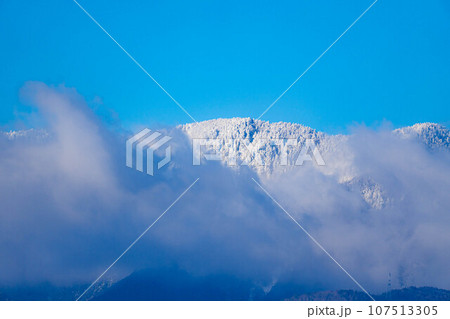 【雲海素材】初冬の降雪した北アルプスと雲海と青空【長野県】 【雲海素材】初冬の降雪した北アルプスと雲海と青空【長野県】 107513305