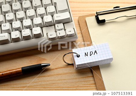 NDAと書かれた単語帳のあるデスク 107513391
