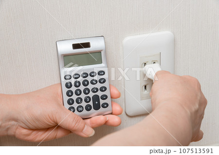 【電気代の節約をイメージする主婦 電卓編】 【電気代の節約をイメージする主婦 電卓編】 107513591